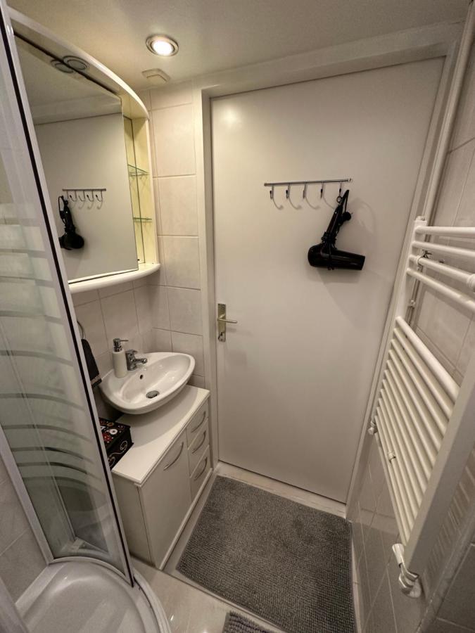 Appartamento Cosy & Quiet In 17Th District Vienna Esterno foto